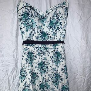 Gorgeous floral dress!